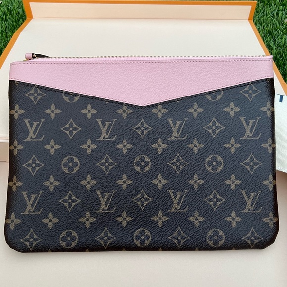 ❌SOLD❌Louis Vuitton Daily Pouch Monogram Rose Ballerine - Picture 2 of 16